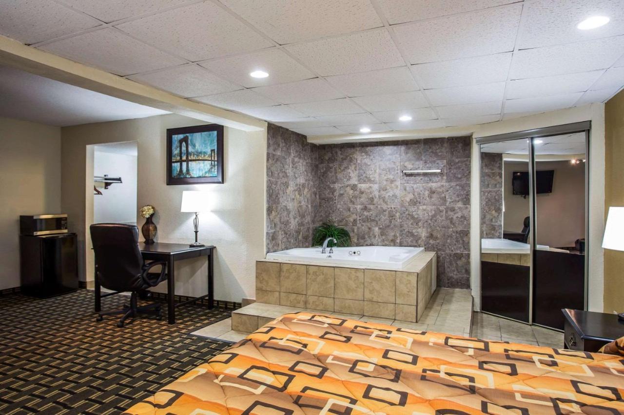 Econo Lodge Salisbury Bagian luar foto